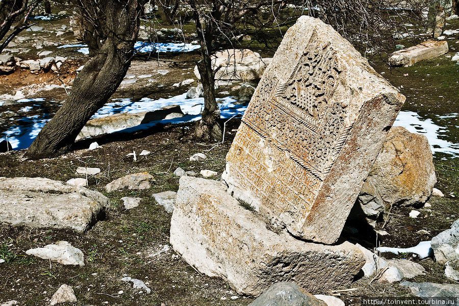 Совсем рядом с храмом находится армянское кладбище с хачкарами, представляющими из себя каменные сооружения с резными изображениями. Обычно их ставили в монастырях или в храмах. Восточная Анатолия, Турция