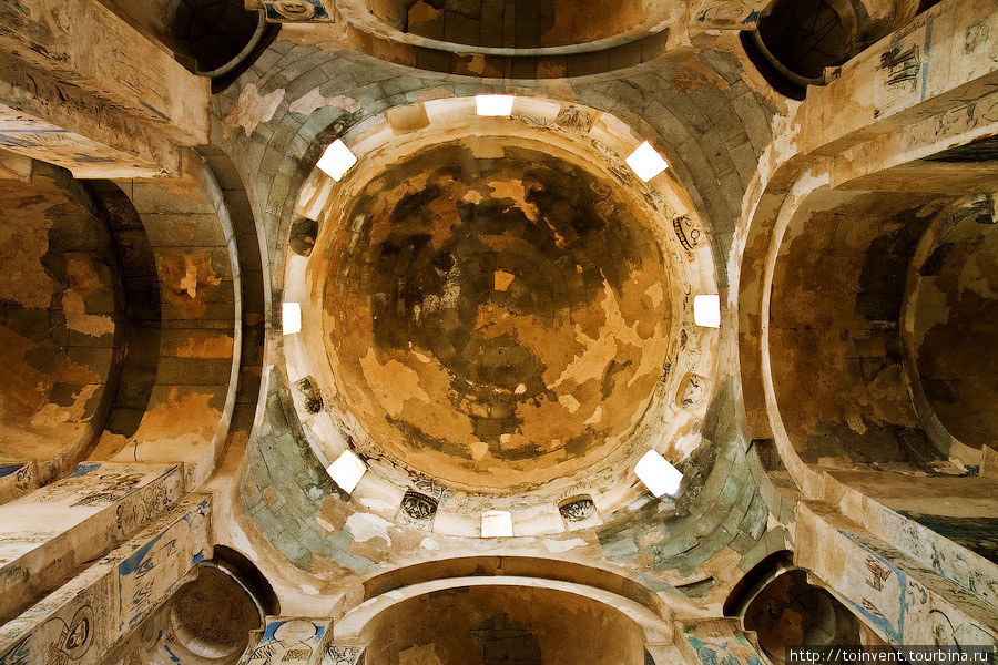 Внутри храма, купольный свод. Восточная Анатолия, Турция