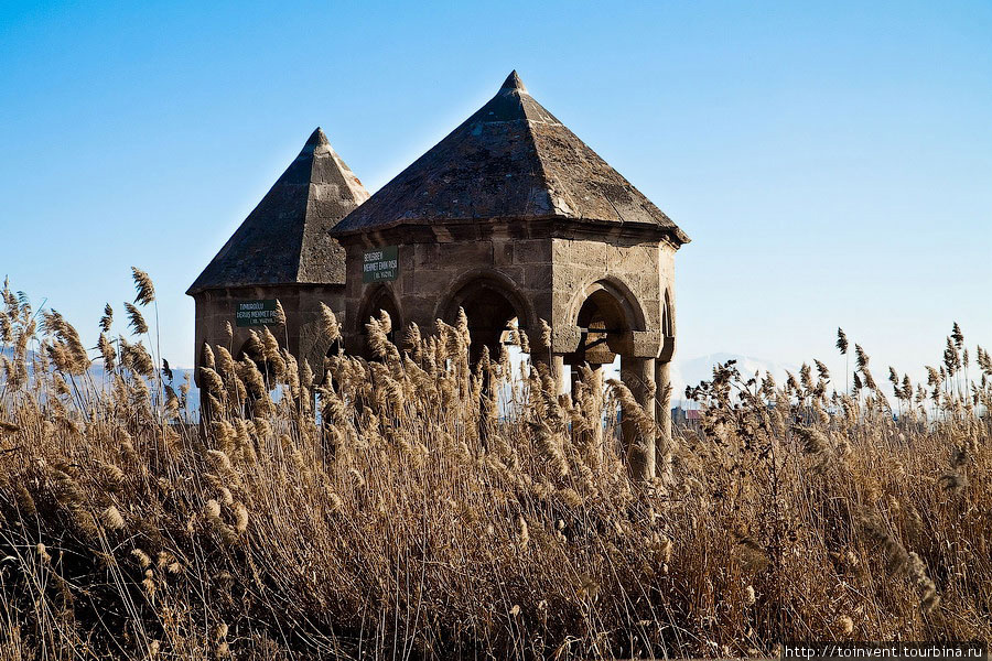 Чудом уцелевшие, как мне кажется, армянские постройки. Среди поросшей травы в поле за забором. На табличках имена похороненных турок и датировка 18ым веком.