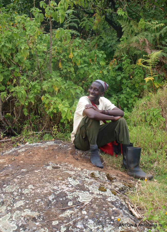 Моисей. Он же — Мозес. :) Наш рейнджер. Национальный парк Элгон, Уганда