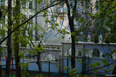 На ул. Пушкинской находится посольство Туркмении. С фасада обычное здание с положенной по статусу охраной, но во дворе они создали кусочек своей страны. Если зайти во двор дома №13 по ул. Прорезной, можно увидеть характерные строения.