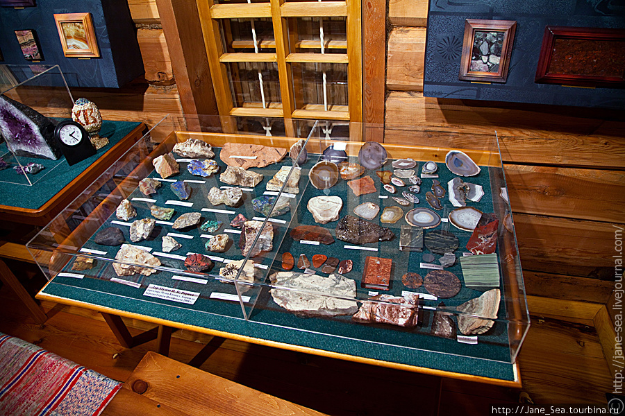 первый этаж — коллекция минералов