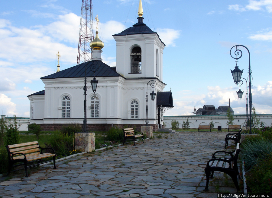 На пути встретилось очередное подворье Ново-Тихвинского  монастыря, где сделали остановку Верхотурье, Россия
