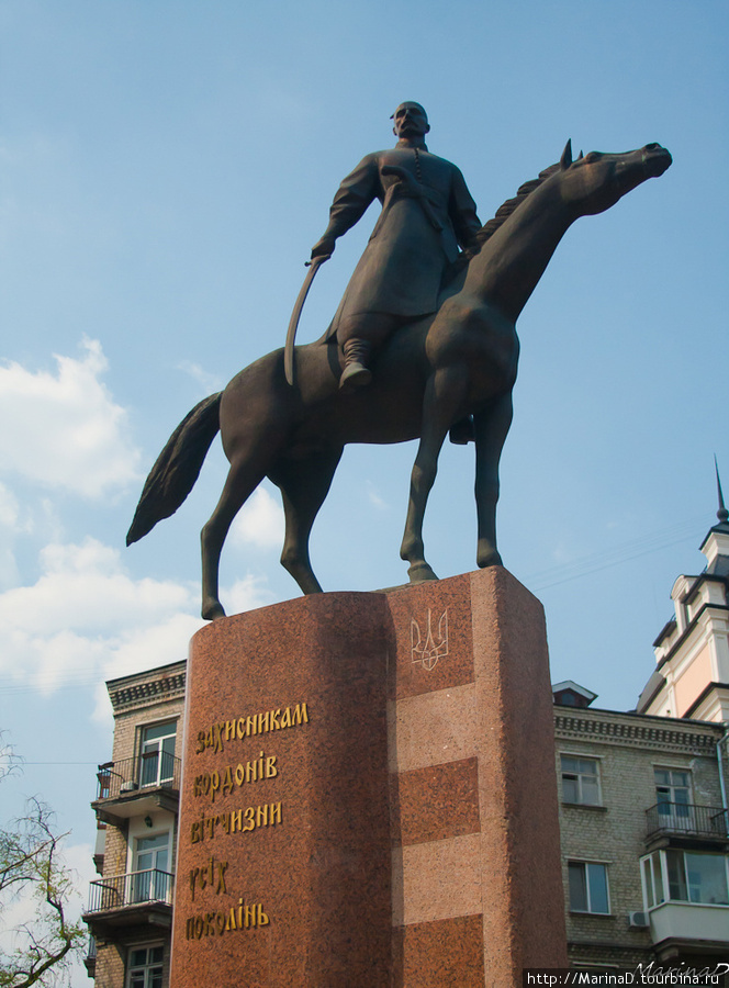 задуматься есть над чем...и не только ежику...Во-первых, скульптор слегка напутал с пропорциями лошади. Киев, Украина