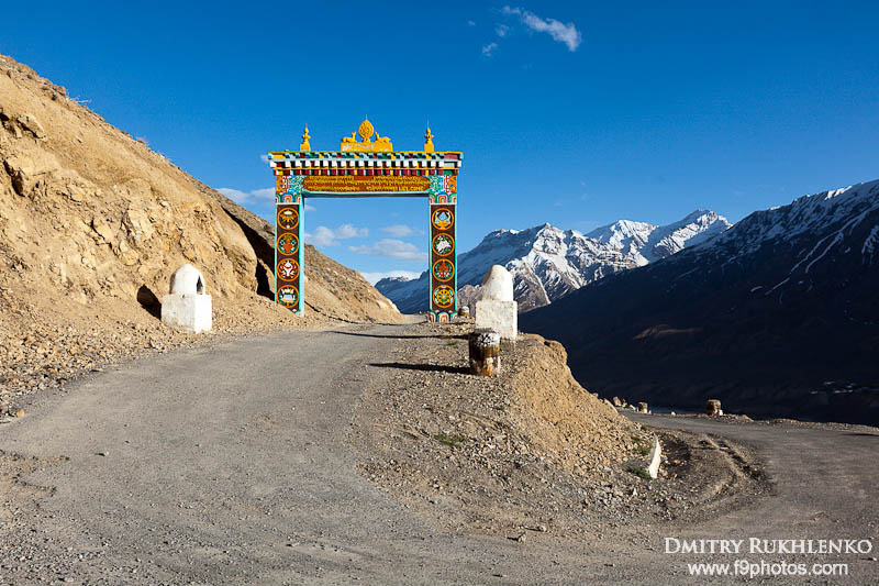 Ворота к монастырю Ки, долина Спити, Химачал Прадеш, Индия Штат Химачал-Прадеш, Индия