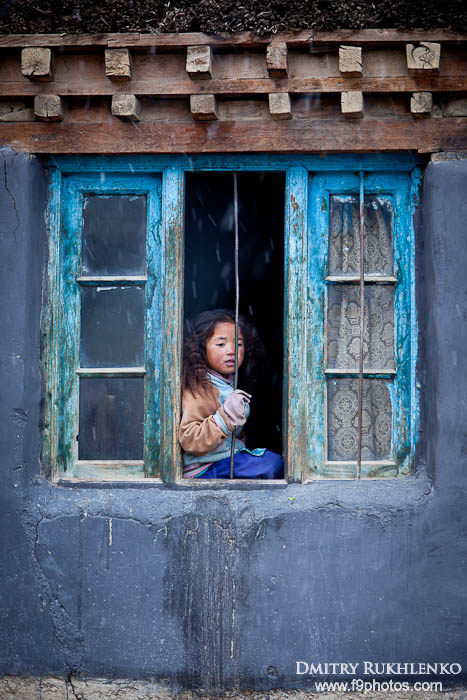 Девочка в окне. Деревня Киббер, долина Спити, Химачал Прадеш, Индия Штат Химачал-Прадеш, Индия