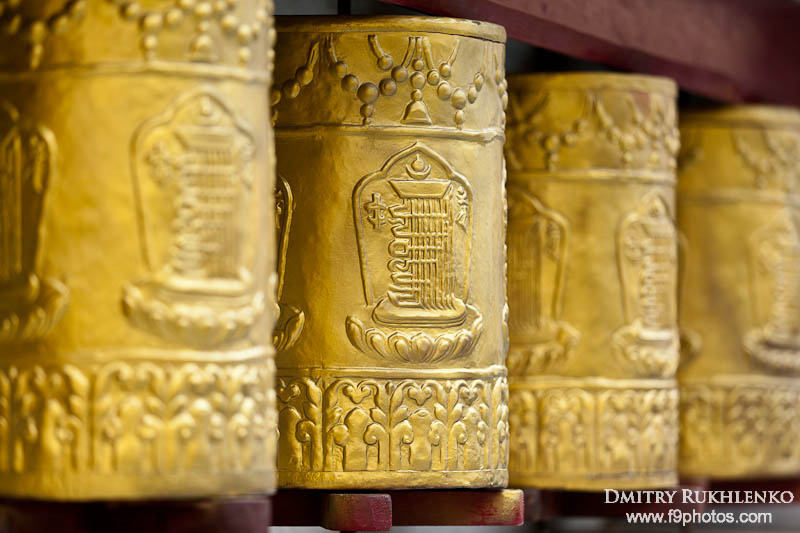 Буддистский молитвенные барабаны в монастыре Табо Штат Химачал-Прадеш, Индия