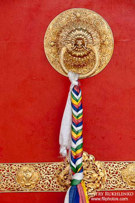 Дверная ручка в буддистском монастыре Штат Химачал-Прадеш, Индия