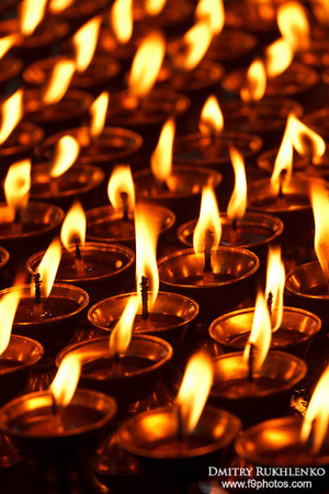 Горящие свечи в храмовом колмплексе Цуглагкханг в МкЛеодГандж.