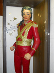 Майкл Джексон из марципанов

P.S. Поставлен в стекло из-за недоверчивых туристов, сомневающихся в том, что он из марципанов и решивших проверить это на зуб