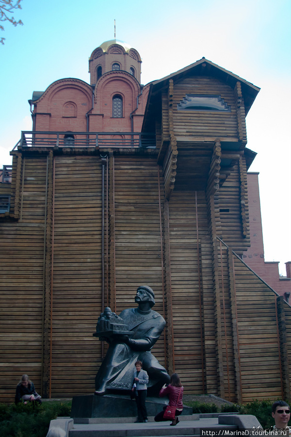 памятник популярен у туристов: фотографируются около Ярослава Киев, Украина