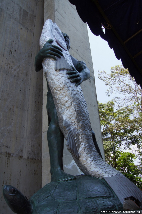 Рыбак с рыбой — памятник под мостом, сразу и не найдешь Рио-Дульсе, Гватемала