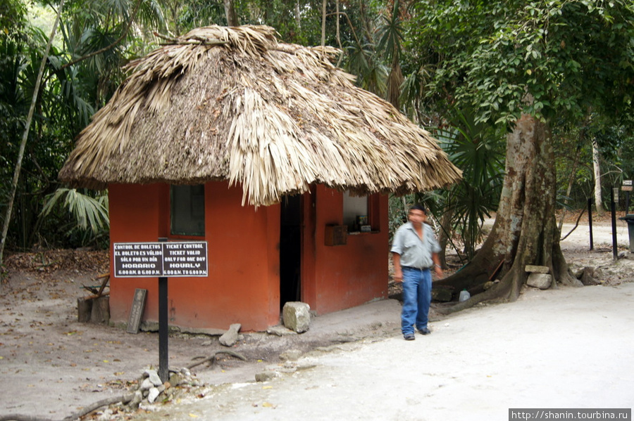 Охрана Тикаля — здесь проверяют билеты Тикаль Национальный Парк, Гватемала