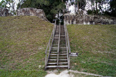 Деревянная лестница  храма в Тикале