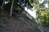 Полуразрушенная пирамида в Тикале