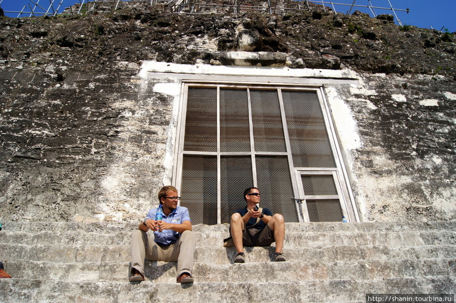 Туристы на вершине пирамиды Тикаль Национальный Парк, Гватемала