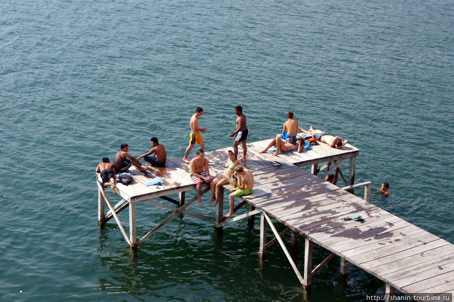 Платформа для купания на озере Флорес, Гватемала