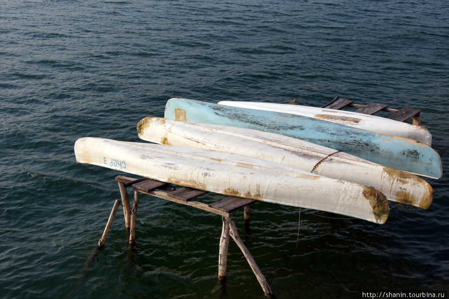 Лодки на берегу озера Флорес, Гватемала
