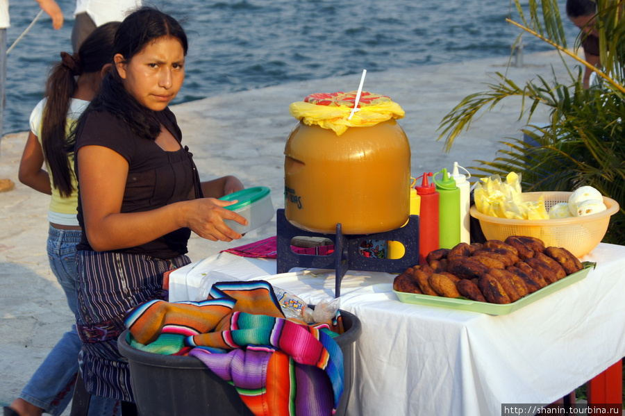 Продавщица прохладительных напитков на набережной Флореса Флорес, Гватемала