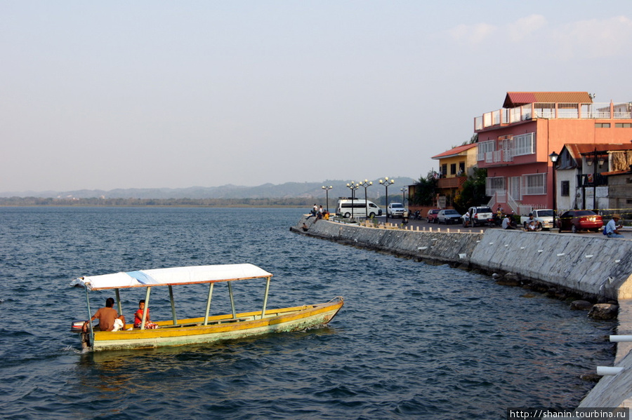Лодка у набережной Флорес, Гватемала