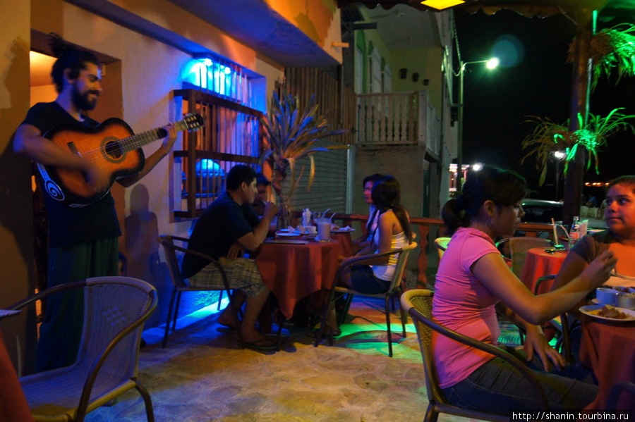 В кафе на набережной Флореса Флорес, Гватемала