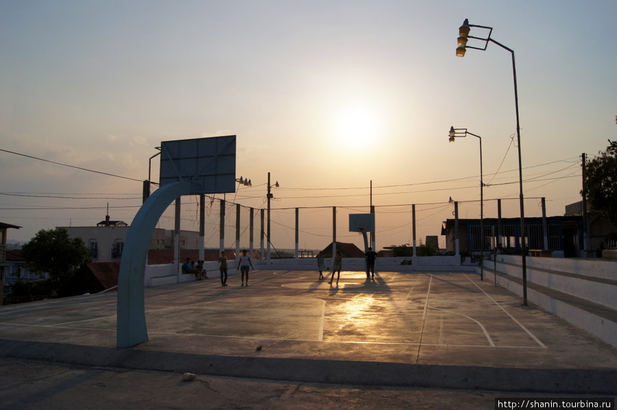 Баскетбольная площадка на центральной площади Флорес, Гватемала