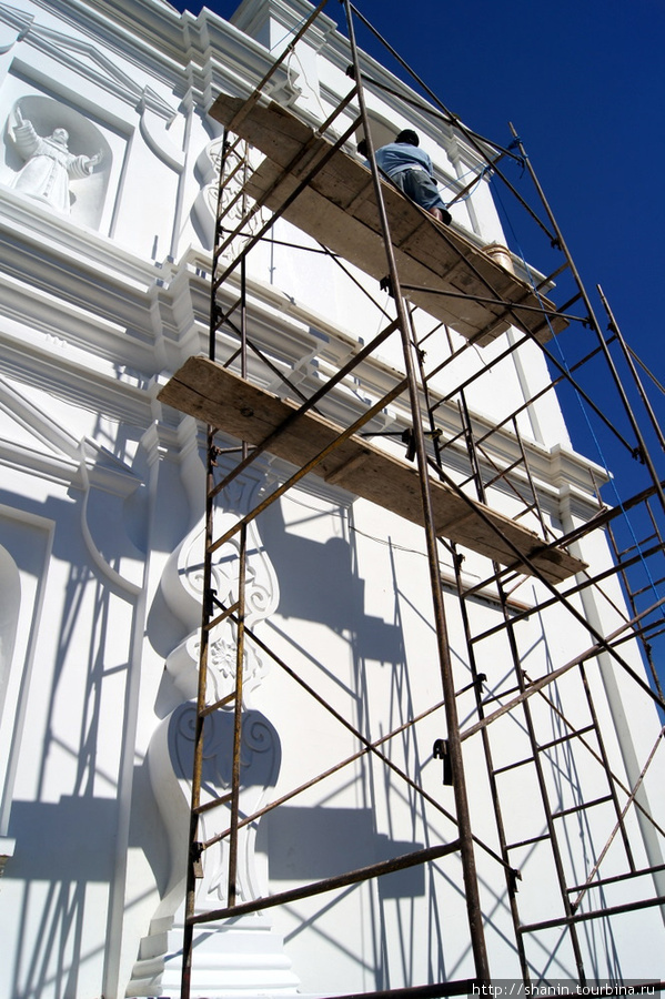 Идет ремонт фасада церкви Чикимула, Гватемала
