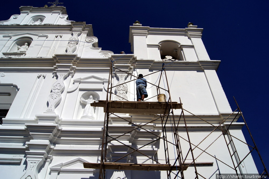 Рабочий красит фасад церкви Чикимула, Гватемала
