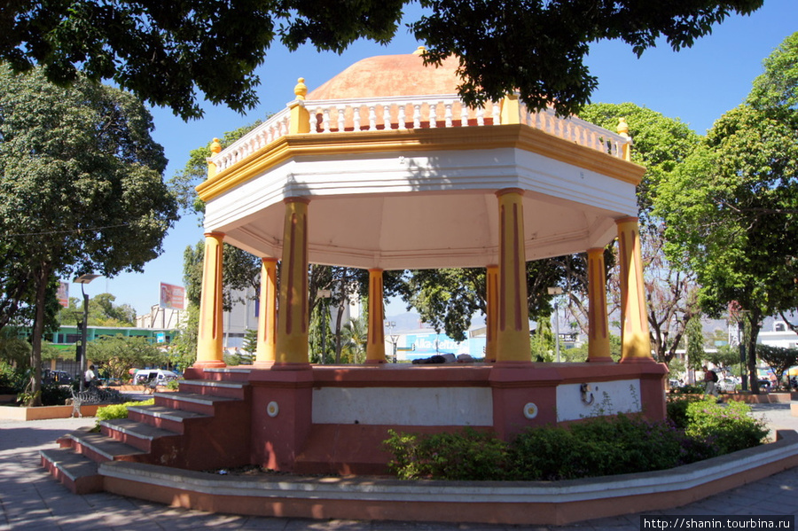 Беседка а центральной площади Чикимула, Гватемала