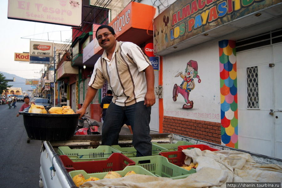 Продавец кур в Чикимуле Чикимула, Гватемала