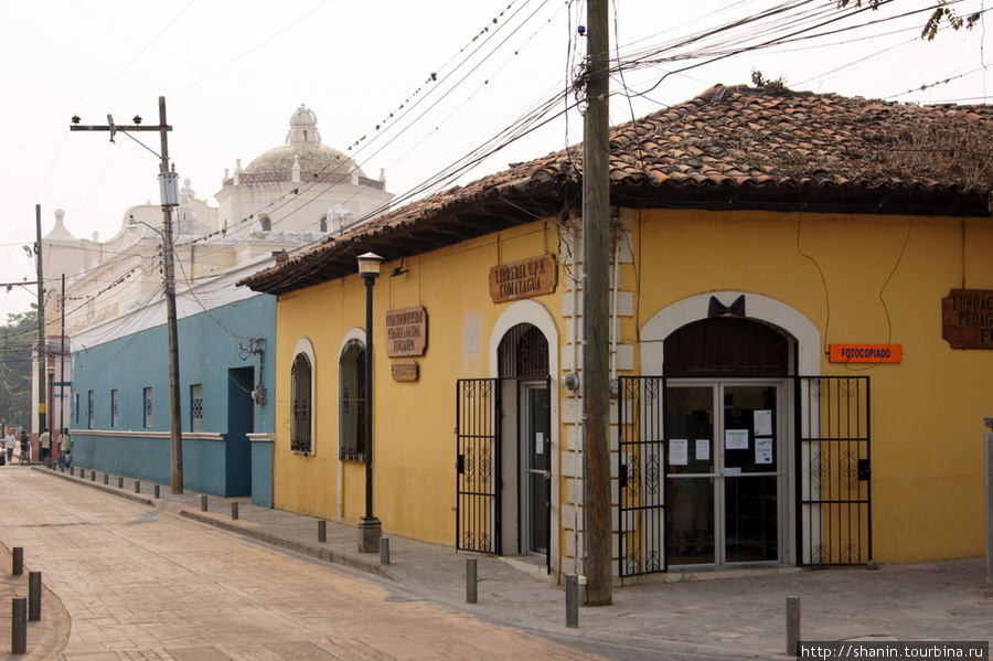 Улочка и купола кафедрального собора в Камаягуа Камаягуа, Гондурас
