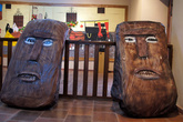Гигантские головы в культурном центре в Камаягуа