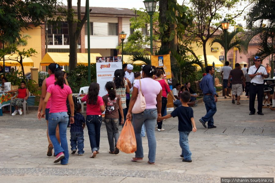 На центральной площади Камаягуа, Гондурас
