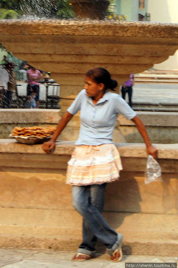 Продавщица сладостей — как дополнения к бесплатному кофе Камаягуа, Гондурас