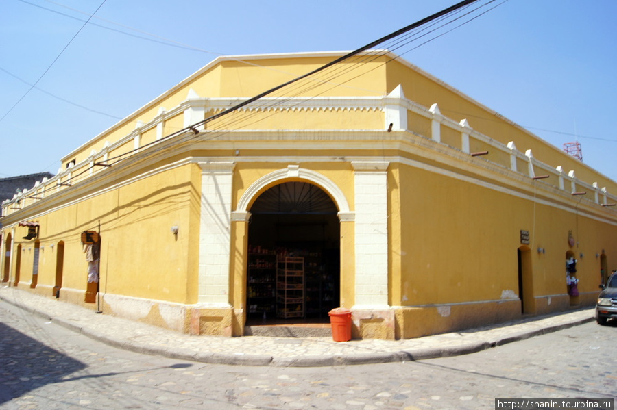 Большинство зданий в городке покрашены в желтый цвет Копан-Руинас, Гондурас