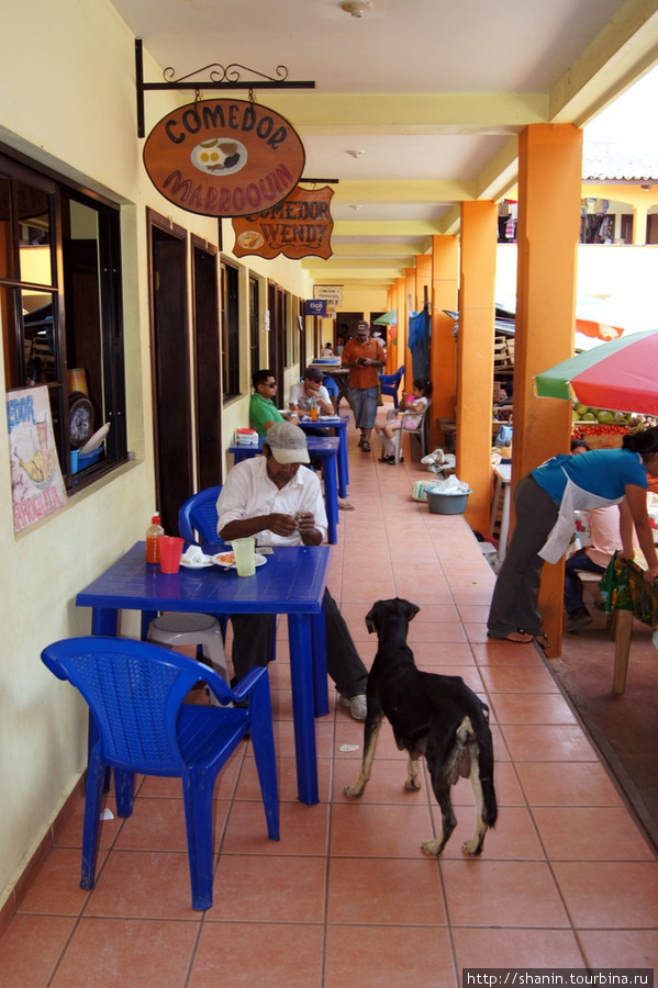 Столовые — тут же, на рынке Копан-Руинас, Гондурас