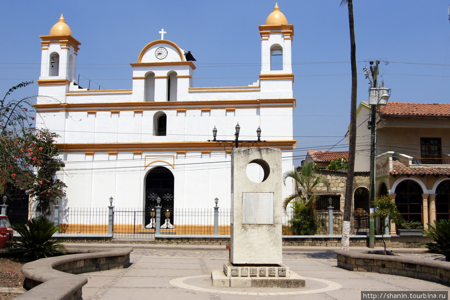 Церковь на центральной площади Копан-Руинас, Гондурас