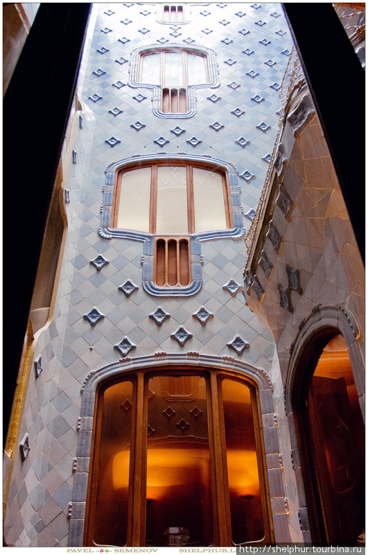 Кроме того, Гауди полностью перепланировал нижний этаж и бельэтаж, создав для них оригинальную мебель, и прибавил подвальный этаж, мансарду и асотею (ступенчатую террасу крыши).
Две световые шахты были объединены в единый внутренний двор, что позволило улучшить дневное освещение и вентиляцию здания. Барселона, Испания