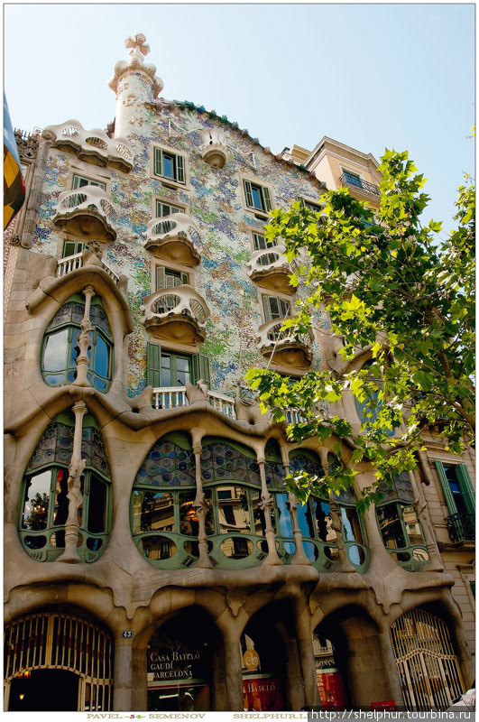 Изменение размеров выходящих в патио окон (они постепенно уменьшаются с высотой). Барселона, Испания