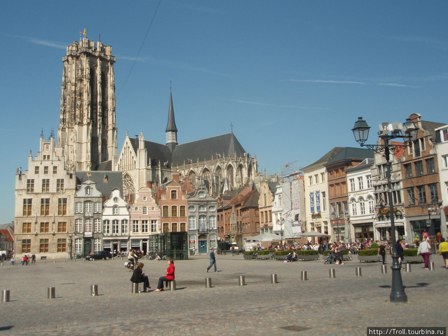 Башня настолько крупна, что всё оптом выглядит как театральная декорация Мехелен (Антверпен), Бельгия