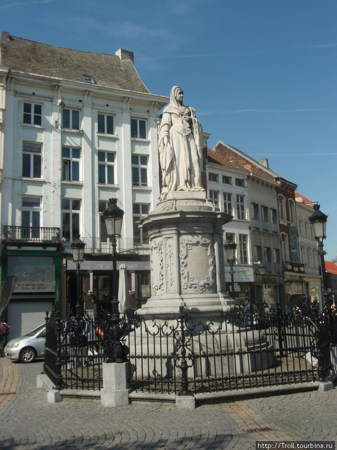 Памятник Маргарите Австрийской / Het standbeeld van Margaretha van Oostenrijk