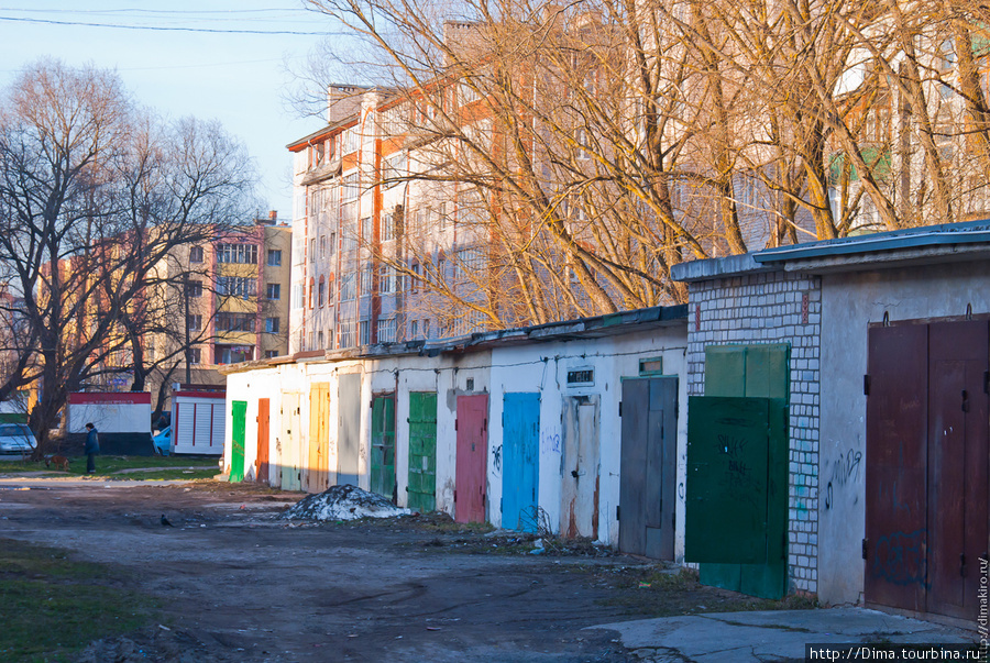 Разноцветные ворота гаражей Великий Новгород, Россия