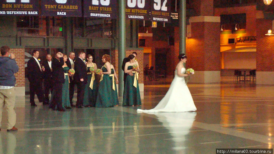 В атриуме стадиона проводятся самые различные мероприятия, в том числе и свадьбы. Подружки невесты в платьях цветов команды. Грин-Бей, CША