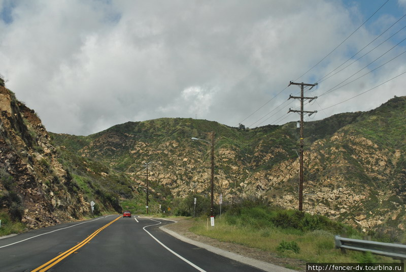 Дорога через горы почти пустая Санта-Моника, CША