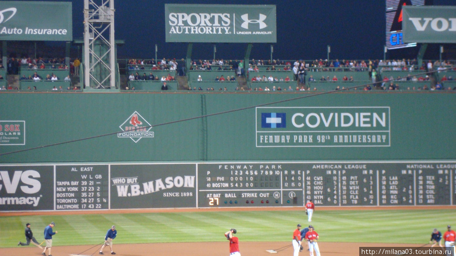 «Зелёный монстр» — высокая(11,3 метров) стена — вихитная карточка стадиона Бостон, CША
