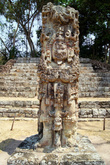 Каменный бог майя на Главной площади в Копане