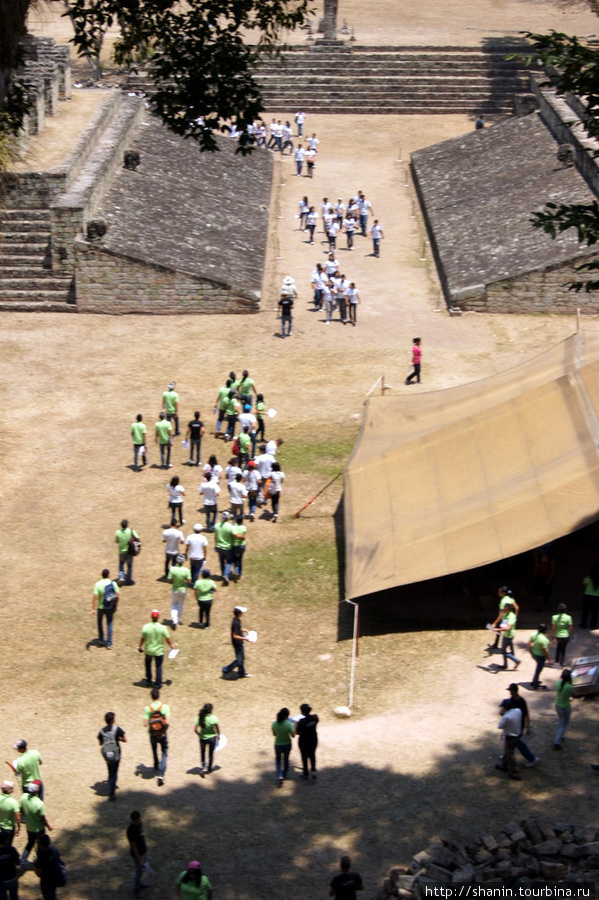 Вид на площадку для игры в мяч — вдали Копан-Руинас, Гондурас