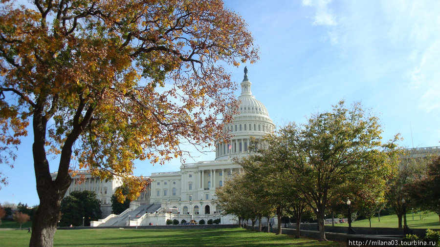 Первый камень в основание Капитолия был заложен Джорджем Вашингтоном 18 сентября 1793 г Вашингтон, CША