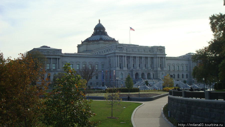 Рядом находится библиотека Конгресса — одна из крупнейших в мире. Вашингтон, CША