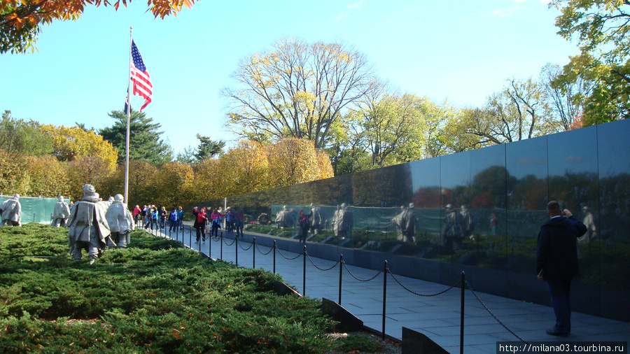 Скульпткры отражаются в отшлифованной мраморной стене, и кажется, что идешь между солдатами Вашингтон, CША